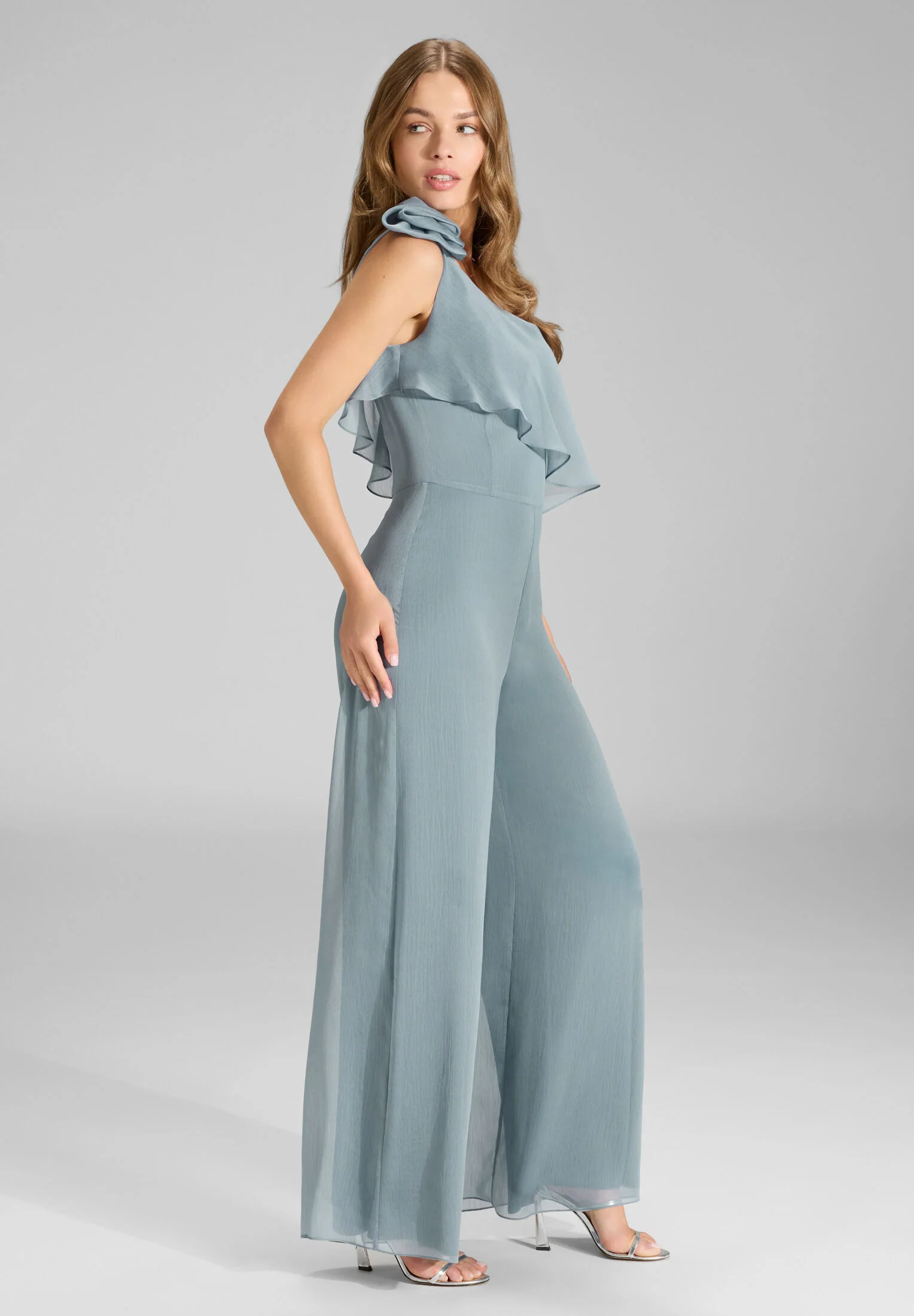 One-Shoulder Jumpsuit aus Crinkle Chiffon mit Blüte - Image 11