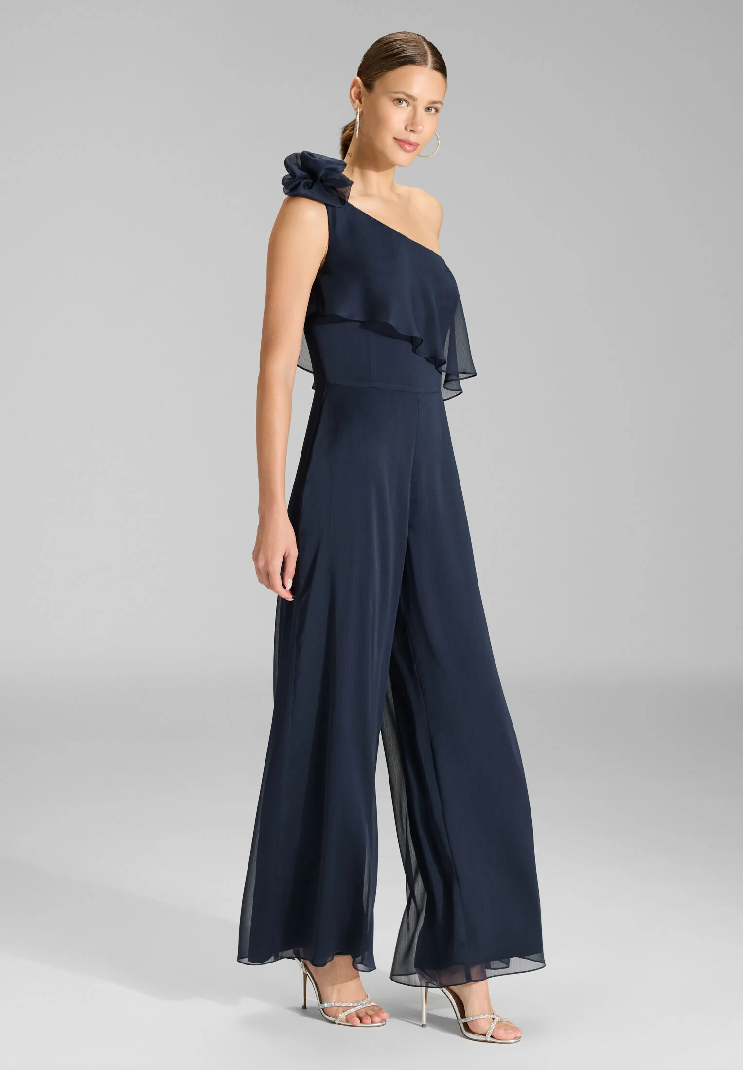One-Shoulder Jumpsuit aus Crinkle Chiffon mit Blüte - Image 5