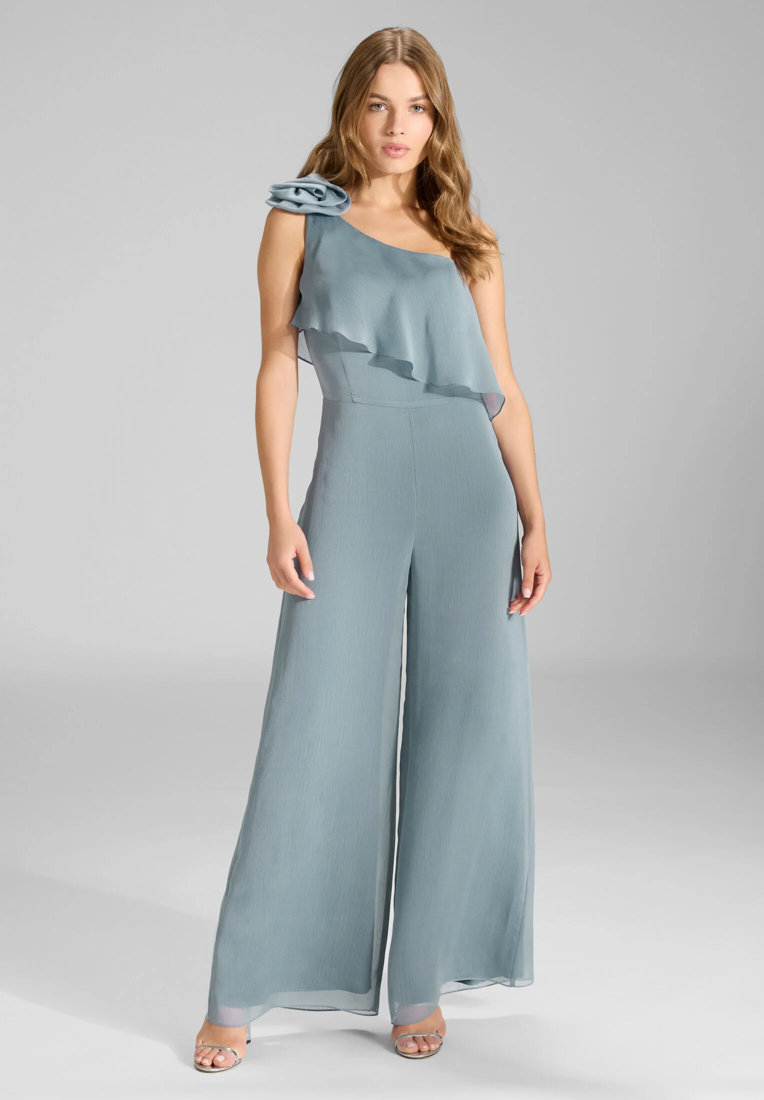 One-Shoulder Jumpsuit aus Crinkle Chiffon mit Blüte - Image 7