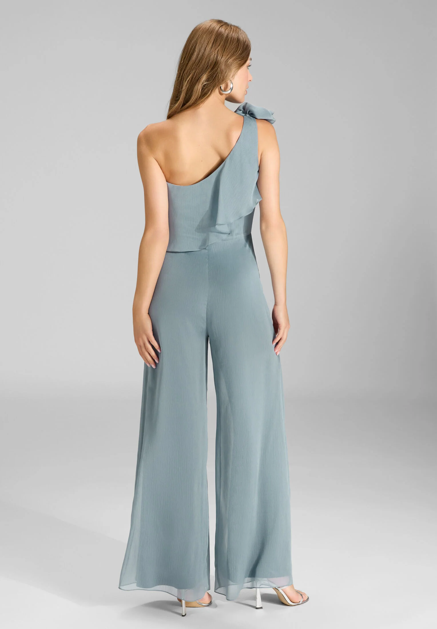 One-Shoulder Jumpsuit aus Crinkle Chiffon mit Blüte - Image 8