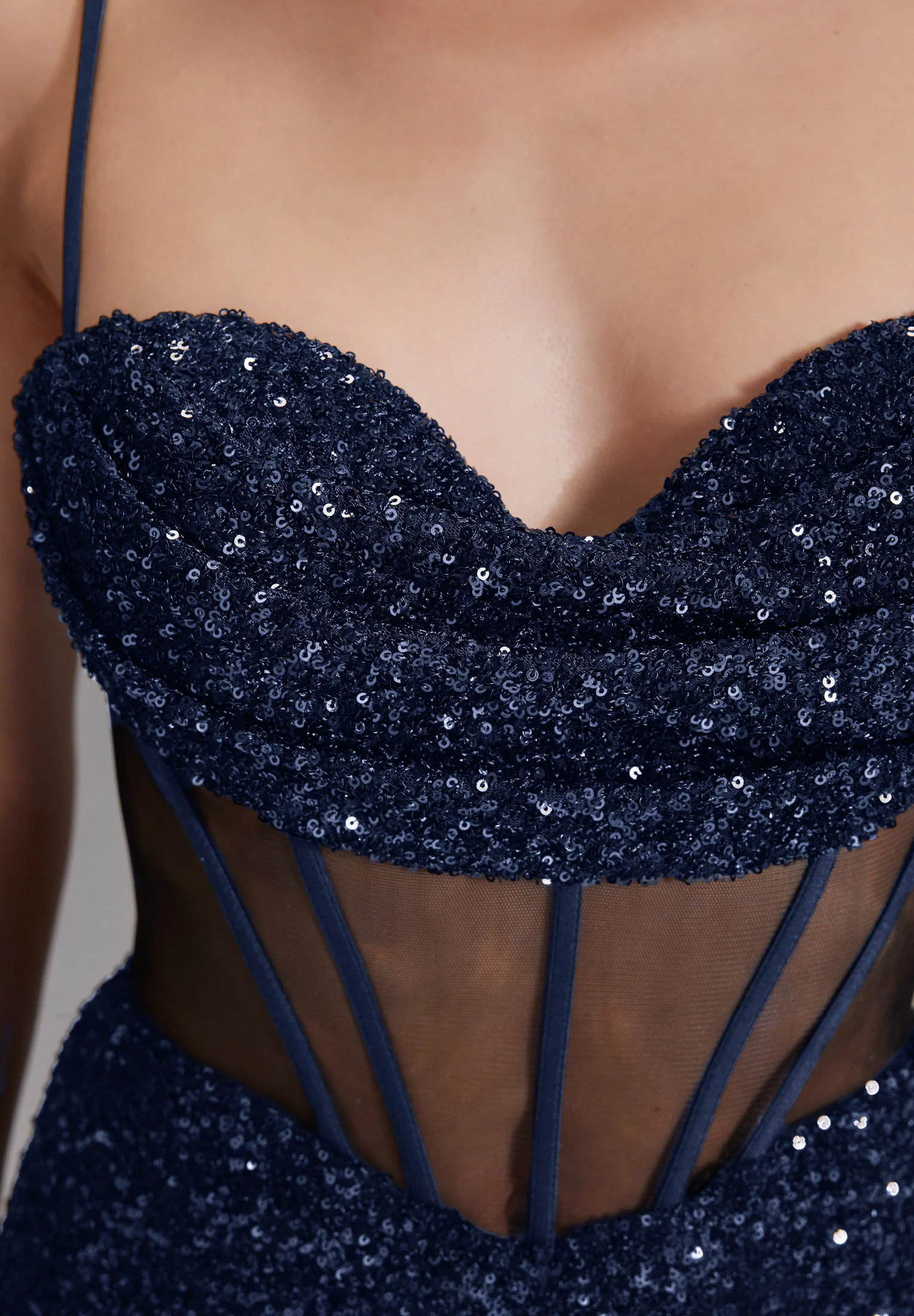 Paillettenkleid mit Taillenpart in See-through Optik - Image 4