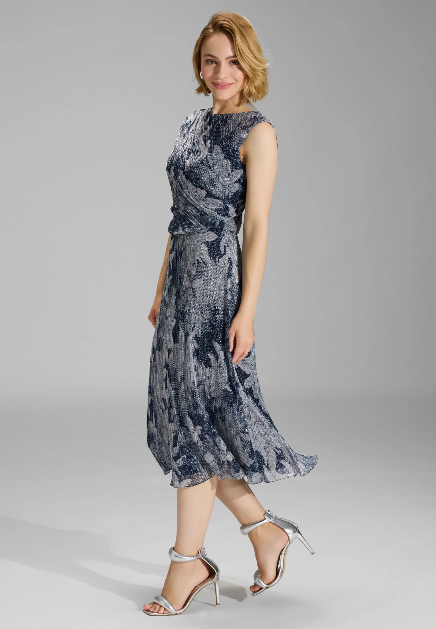 Plissiertes Kleid mit Metallicfäden - Image 5