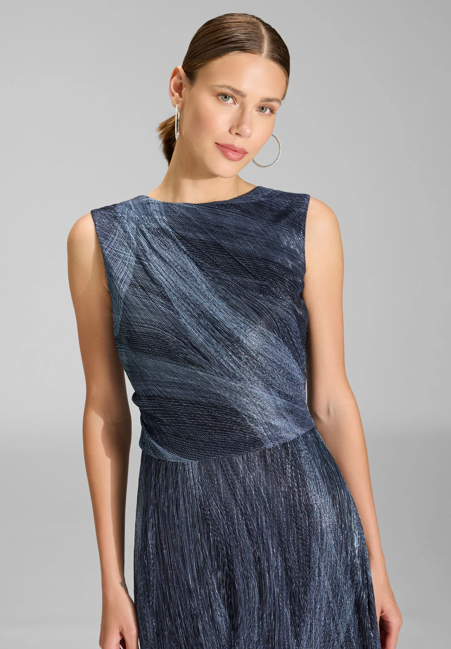 Plissiertes Kleid mit Metallicfäden - Image 3