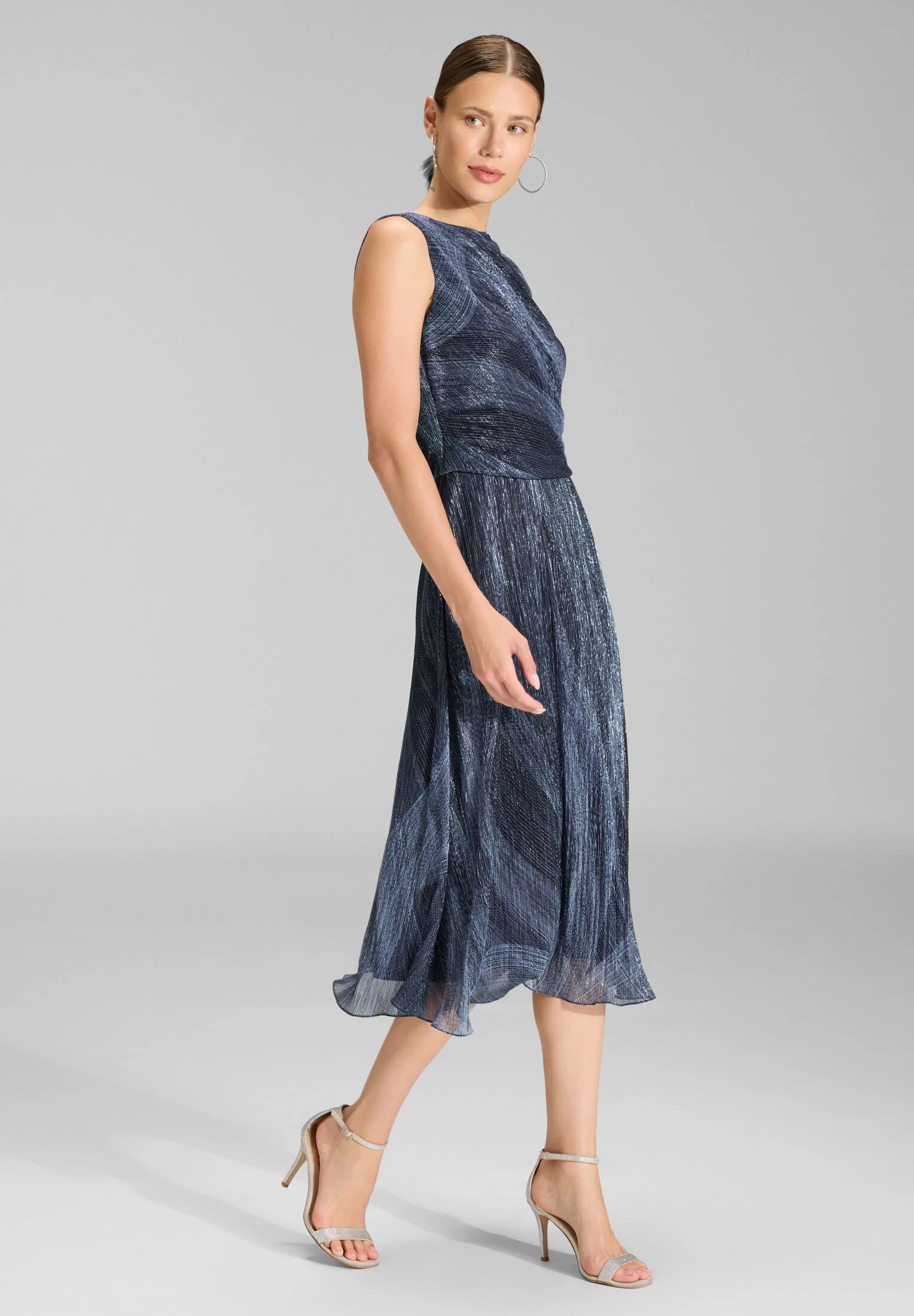 Plissiertes Kleid mit Metallicfäden - Image 5