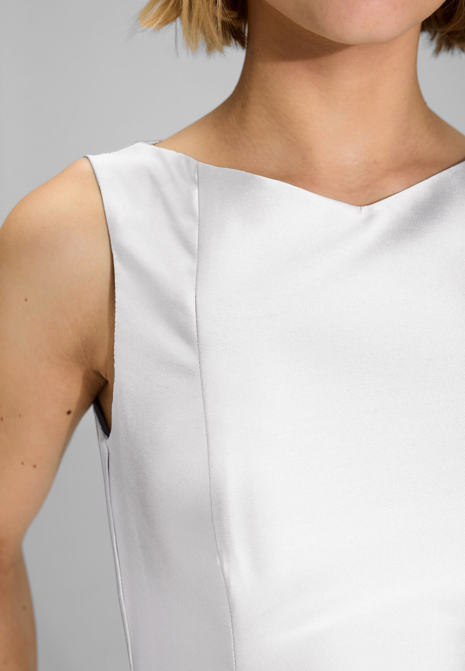 Robenartiges Abendkleid mit Eingrifftaschen - Image 7