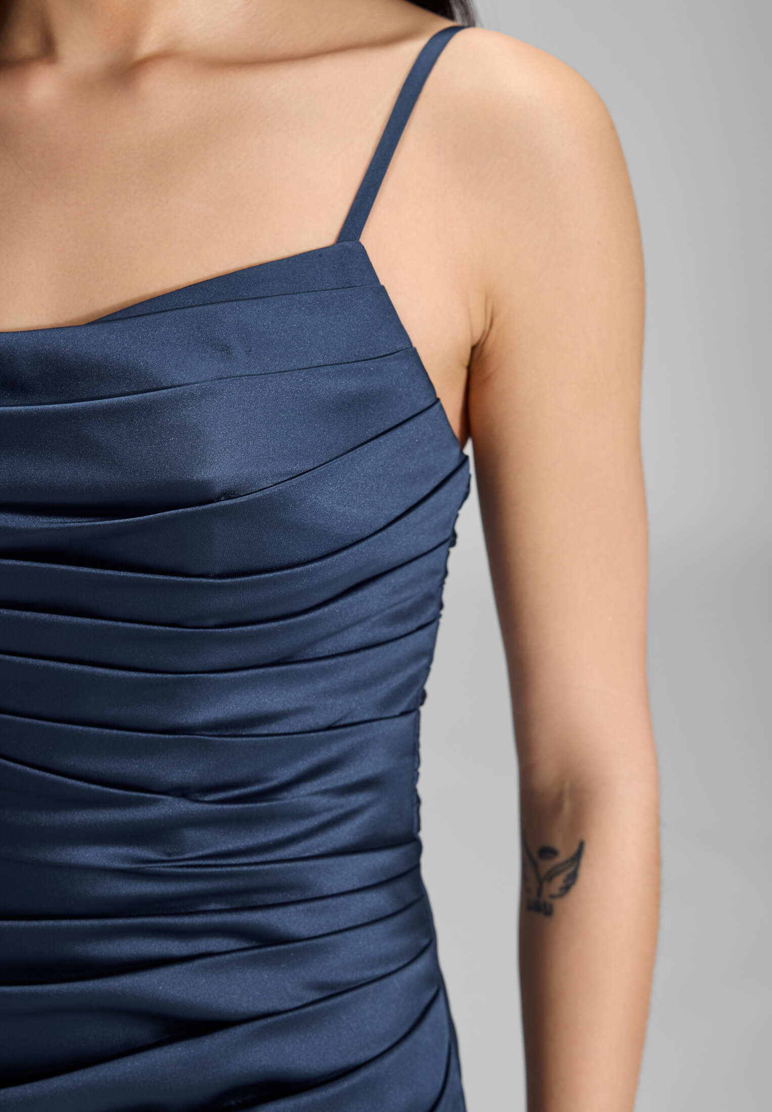 Satinkleid mit Raffungen und hohem Beinschlitz - Image 4