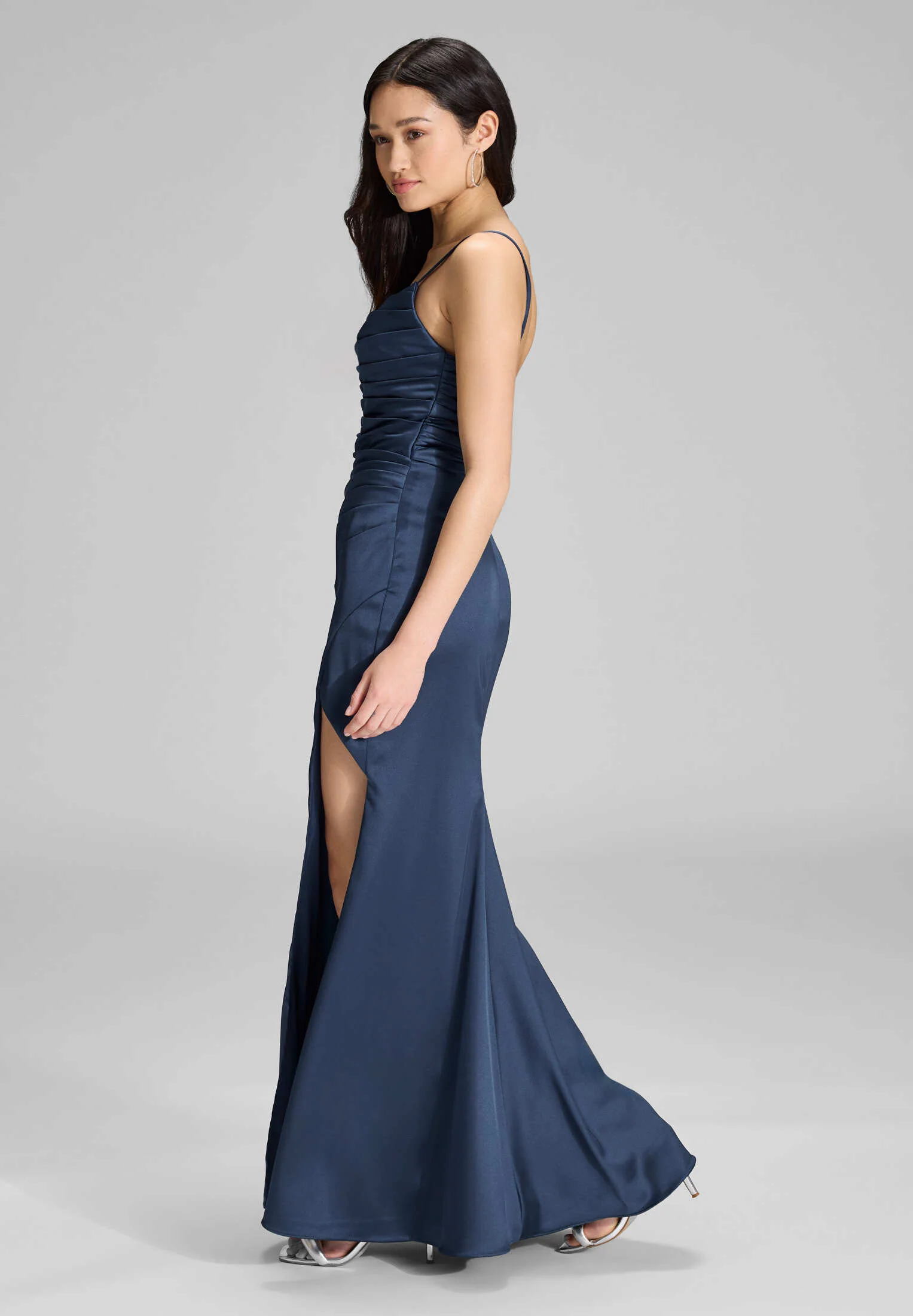 Satinkleid mit Raffungen und hohem Beinschlitz - Image 5