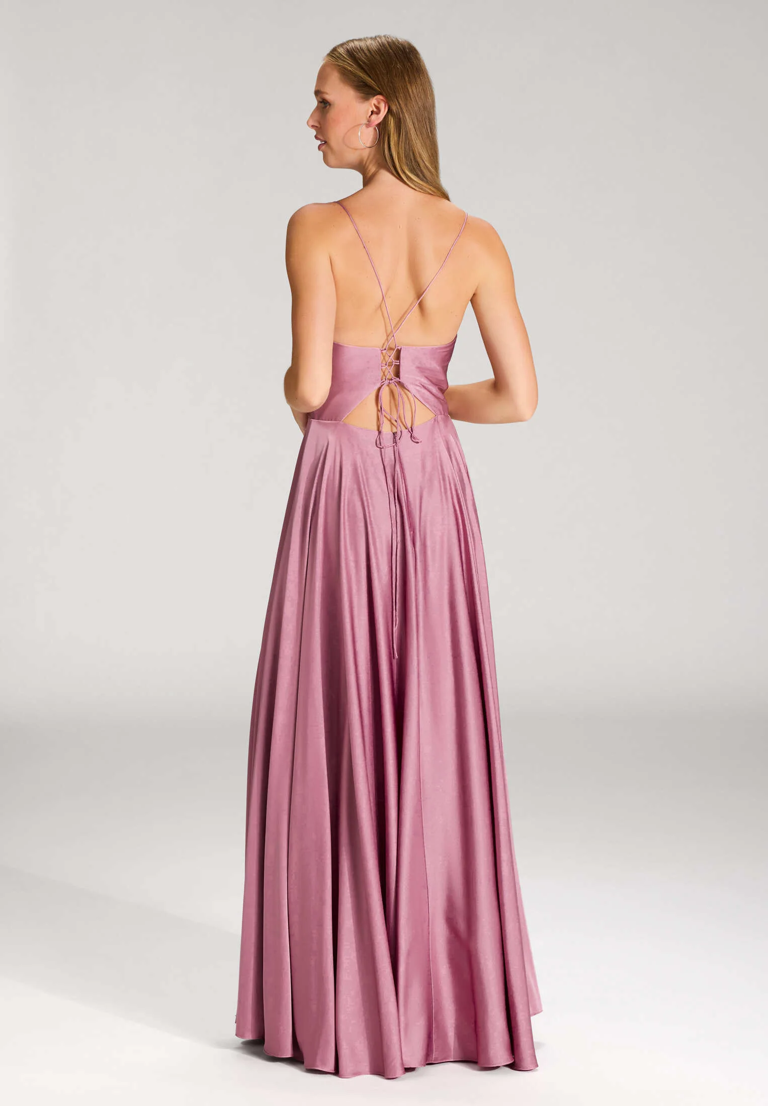Satinkleid mit Schnürung am Rücken - Image 10