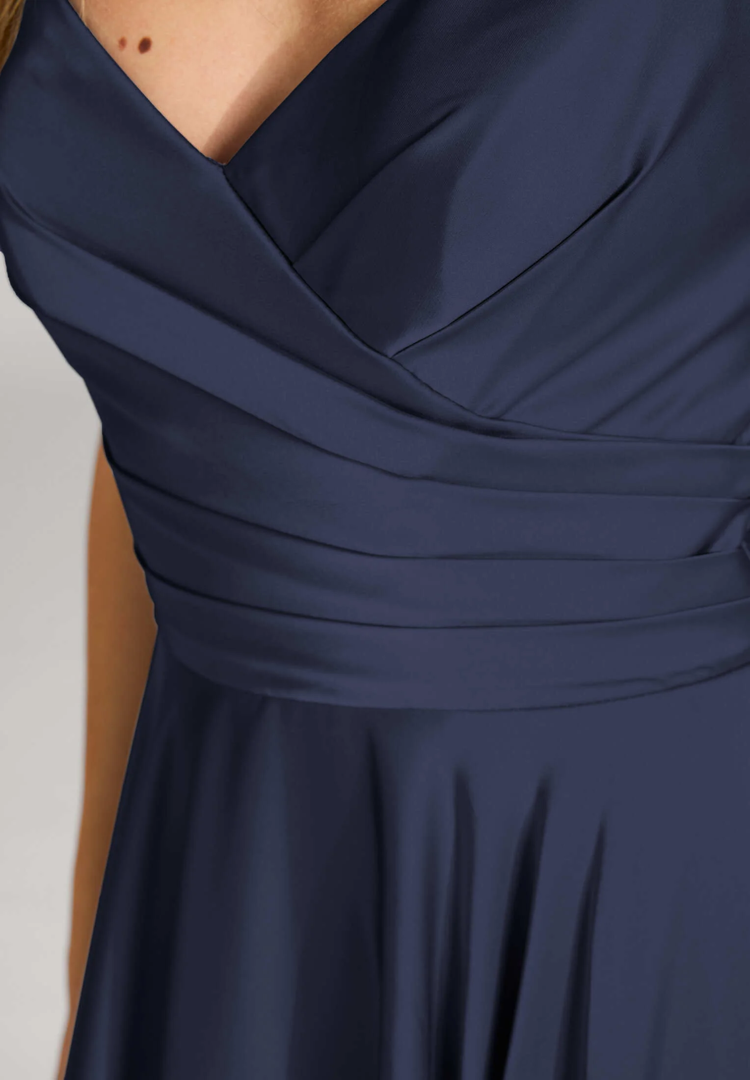 Satinkleid mit Schnürung am Rücken - Image 4