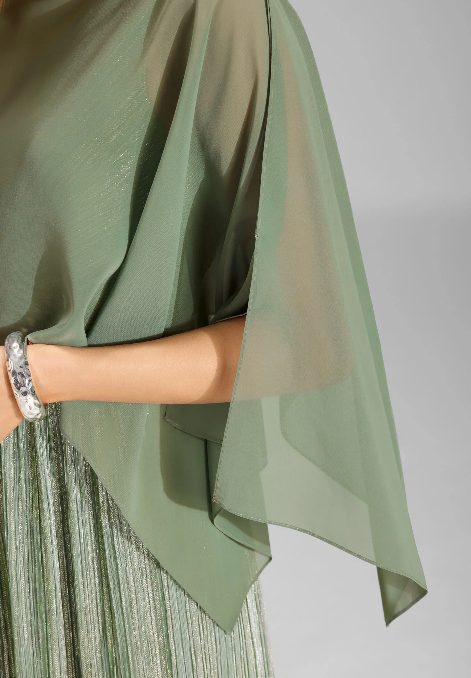 Schlupf-Stola aus Chiffon mit Ärmelschlitzen - Image 15