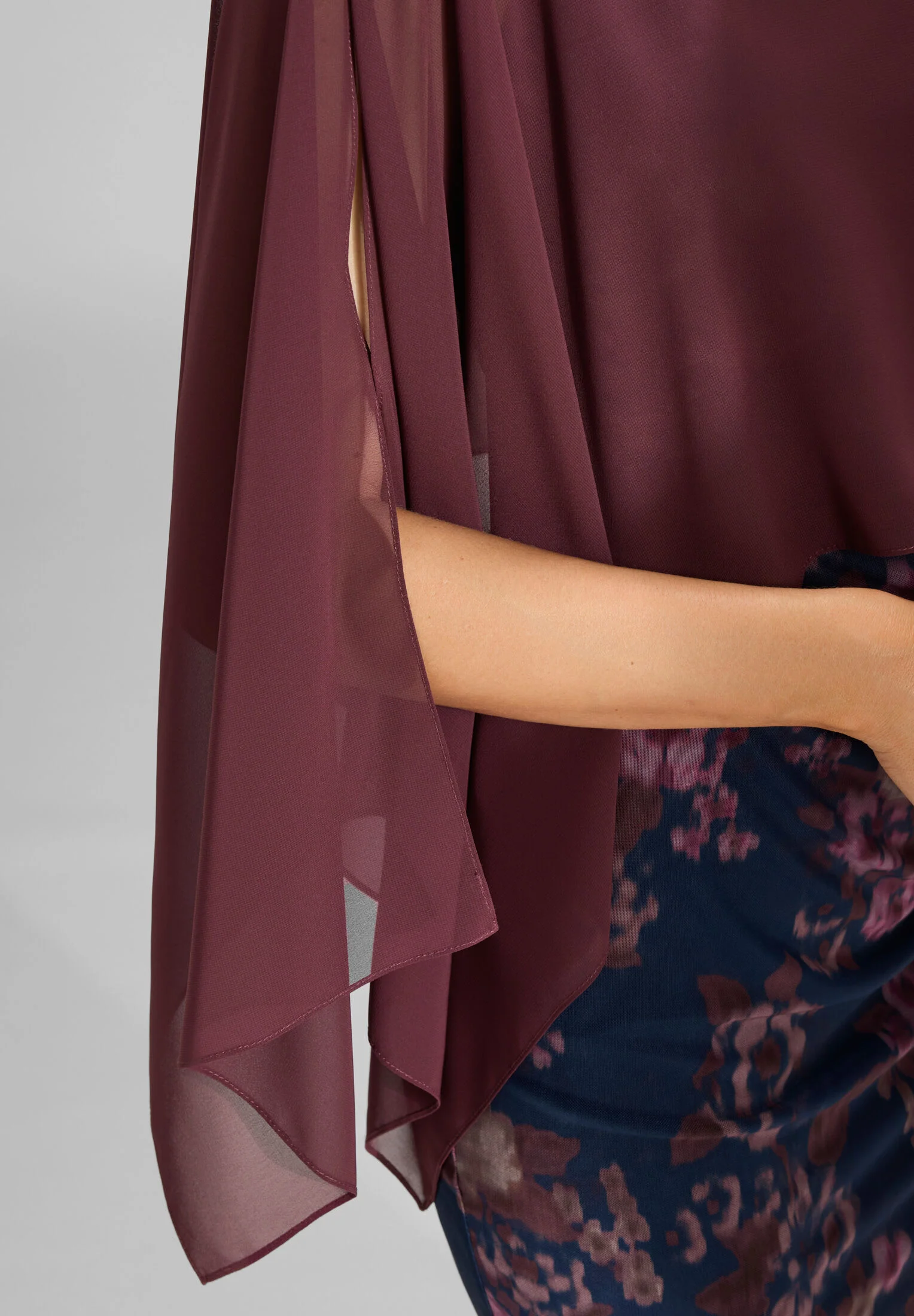 Schlupf-Stola aus Chiffon mit Ärmelschlitzen - Image 21