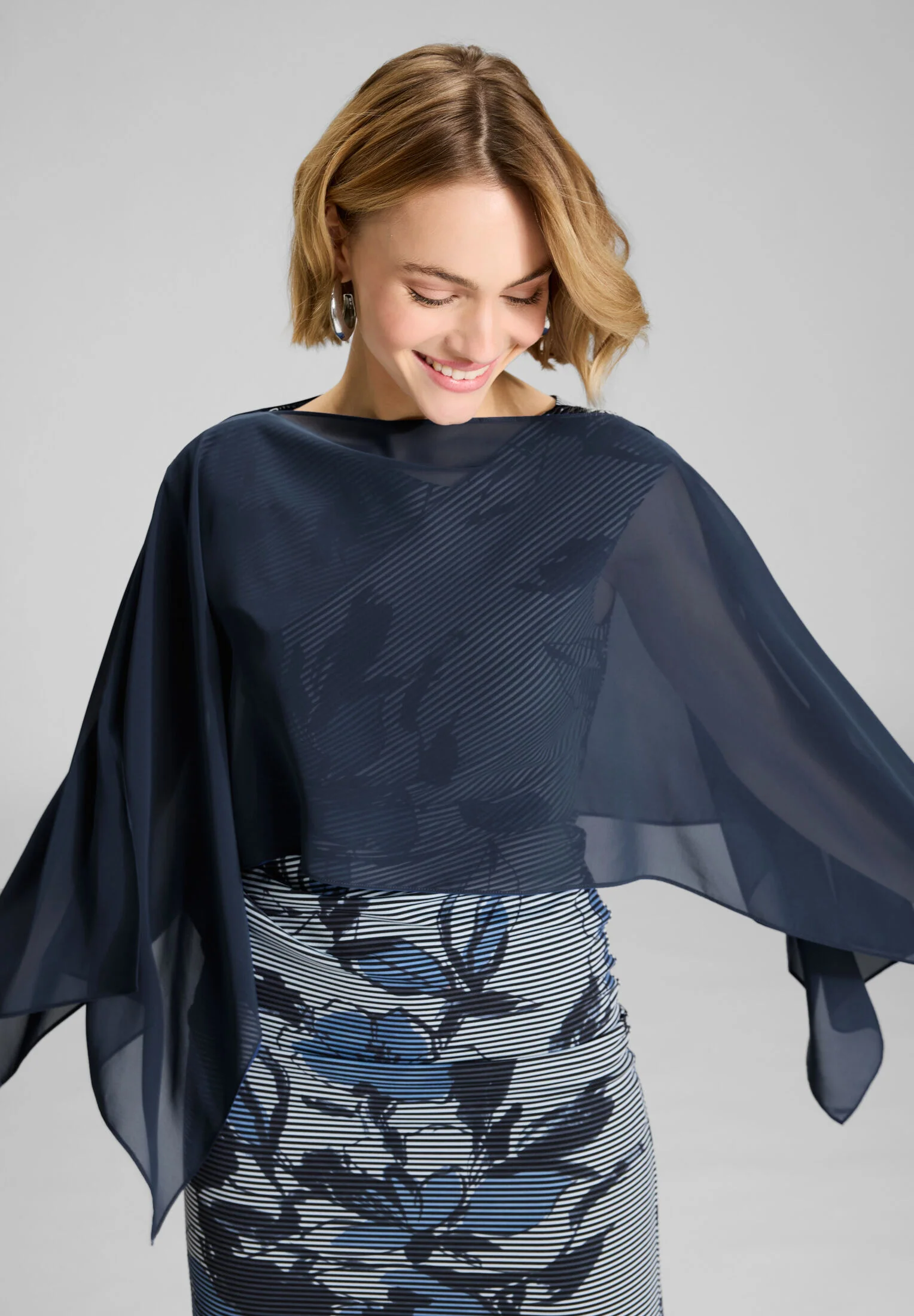 Schlupf-Stola aus Chiffon mit Ärmelschlitzen - Image 3