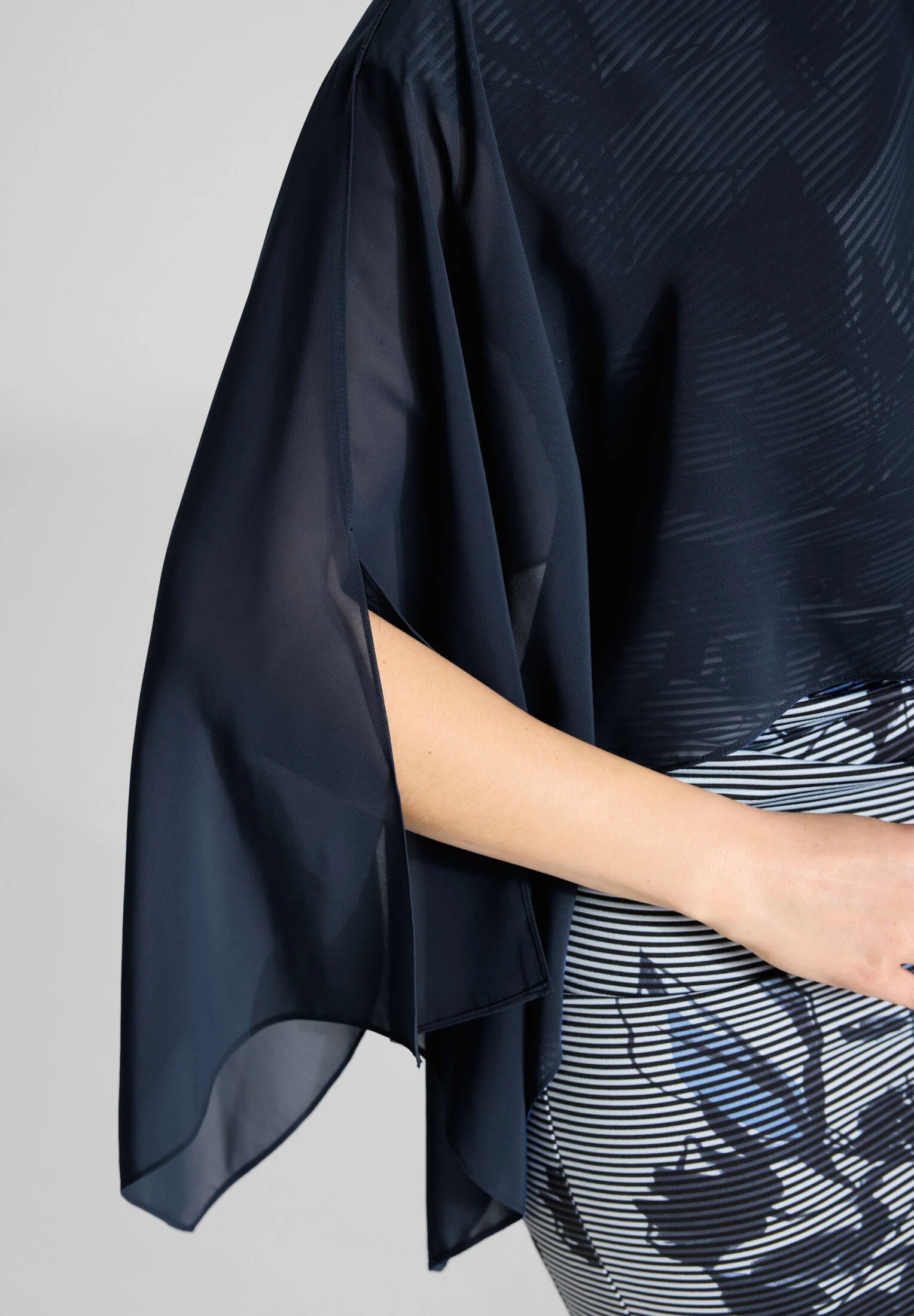 Schlupf-Stola aus Chiffon mit Ärmelschlitzen - Image 4