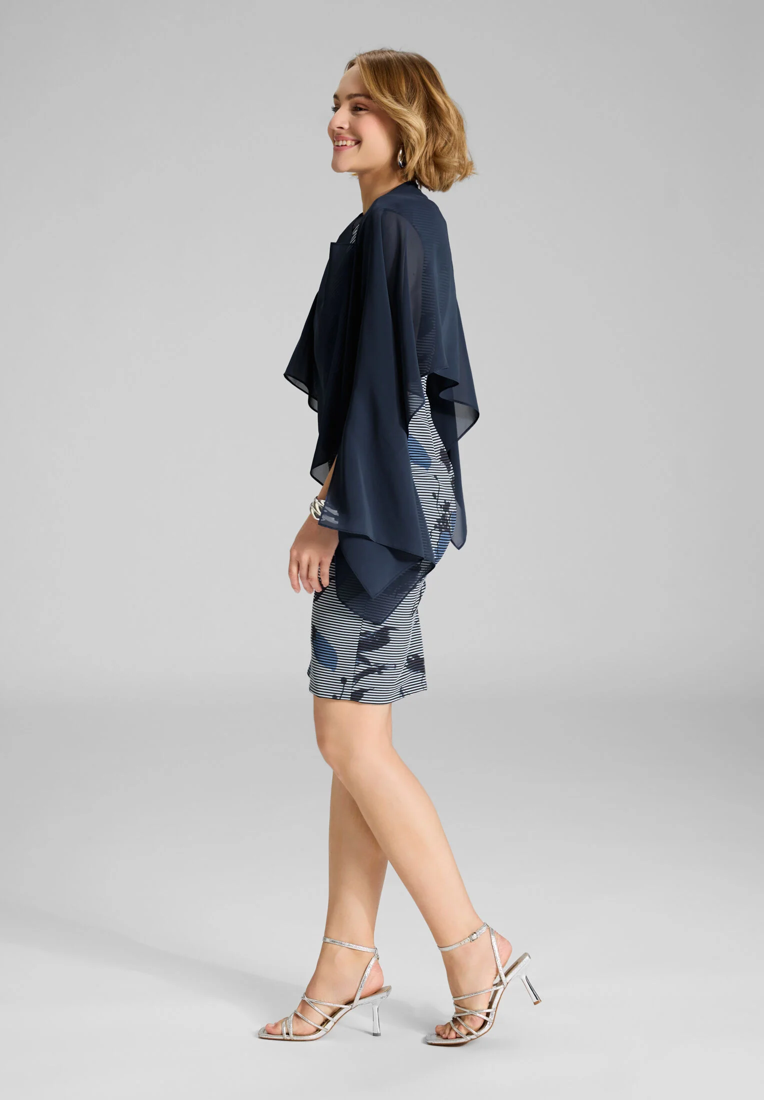 Schlupf-Stola aus Chiffon mit Ärmelschlitzen - Image 5