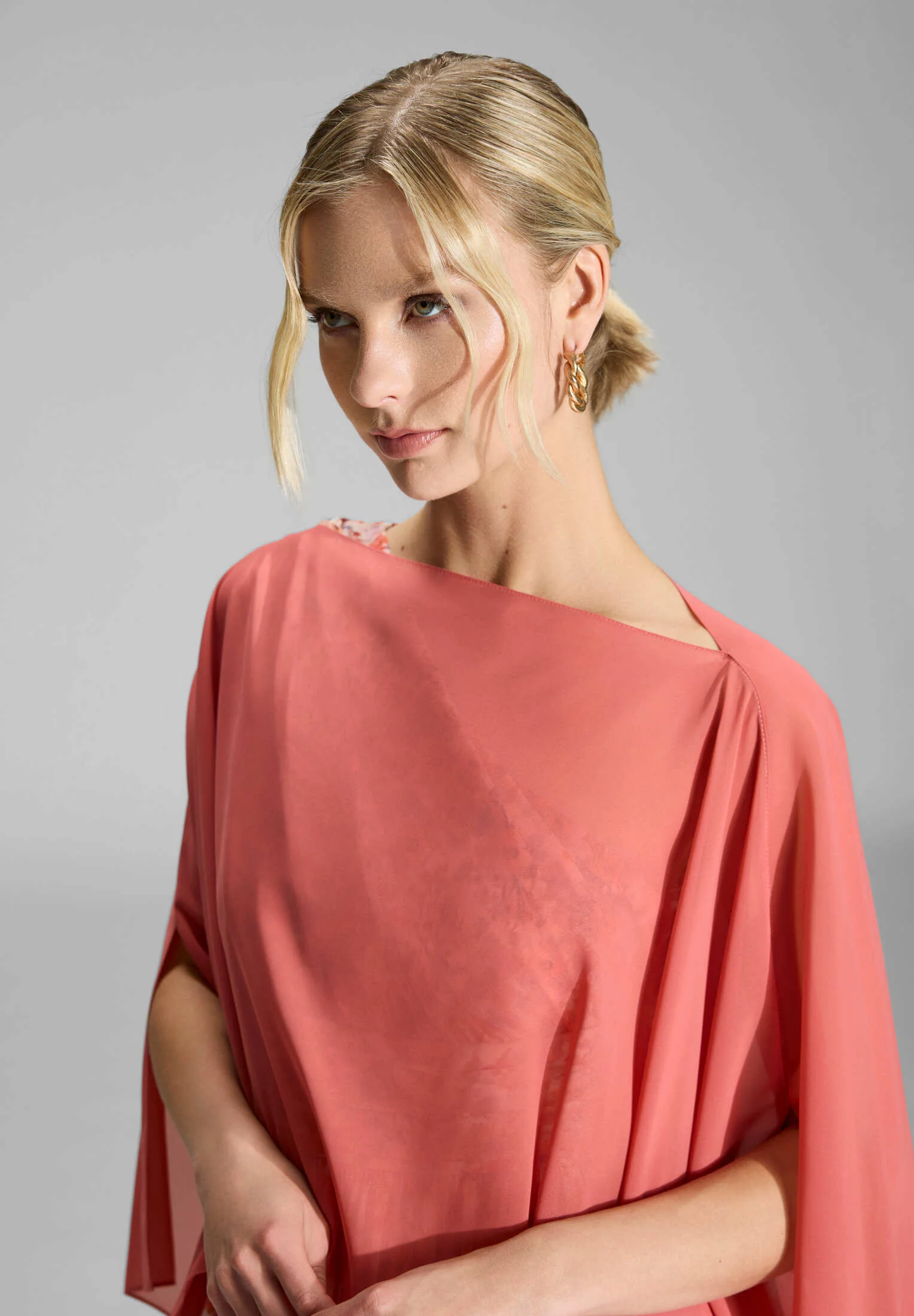 Schlupf-Stola aus Chiffon mit Ärmelschlitzen - Image 9