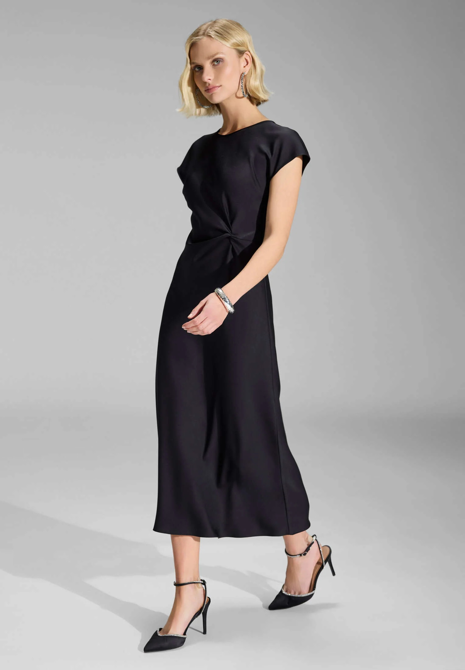 Slip Dress aus Satin mit Twist Detail - Image 5