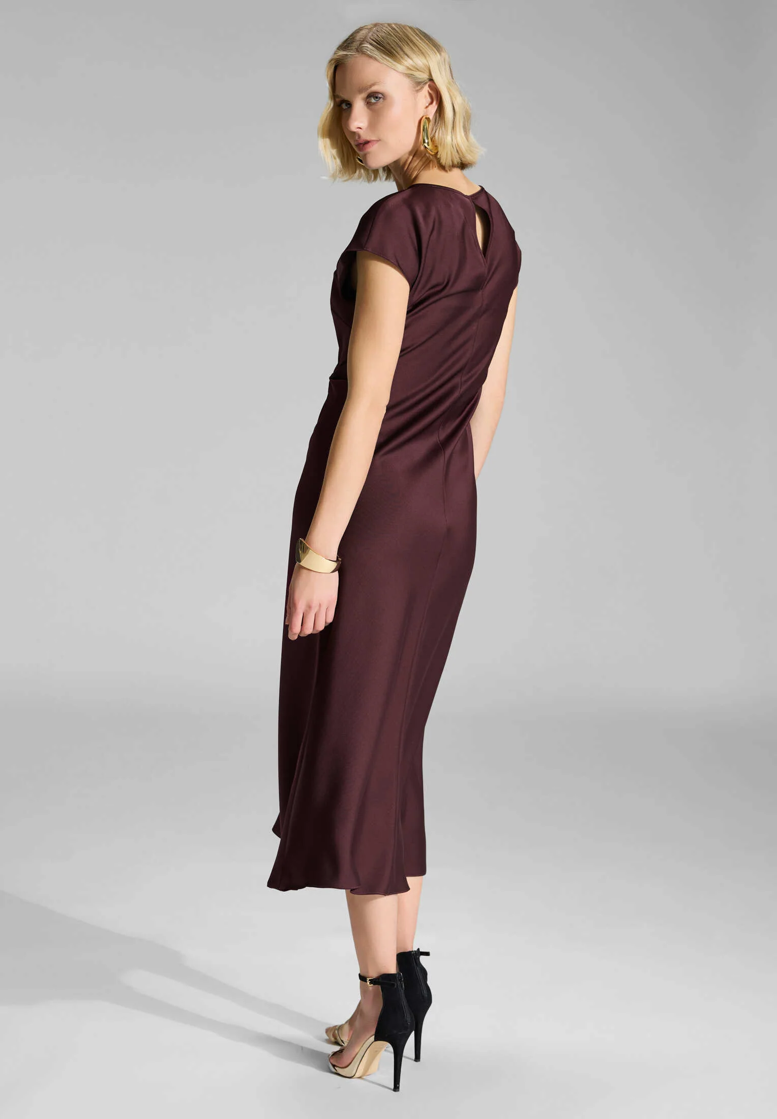 Slip Dress aus Satin mit Twist Detail - Image 8