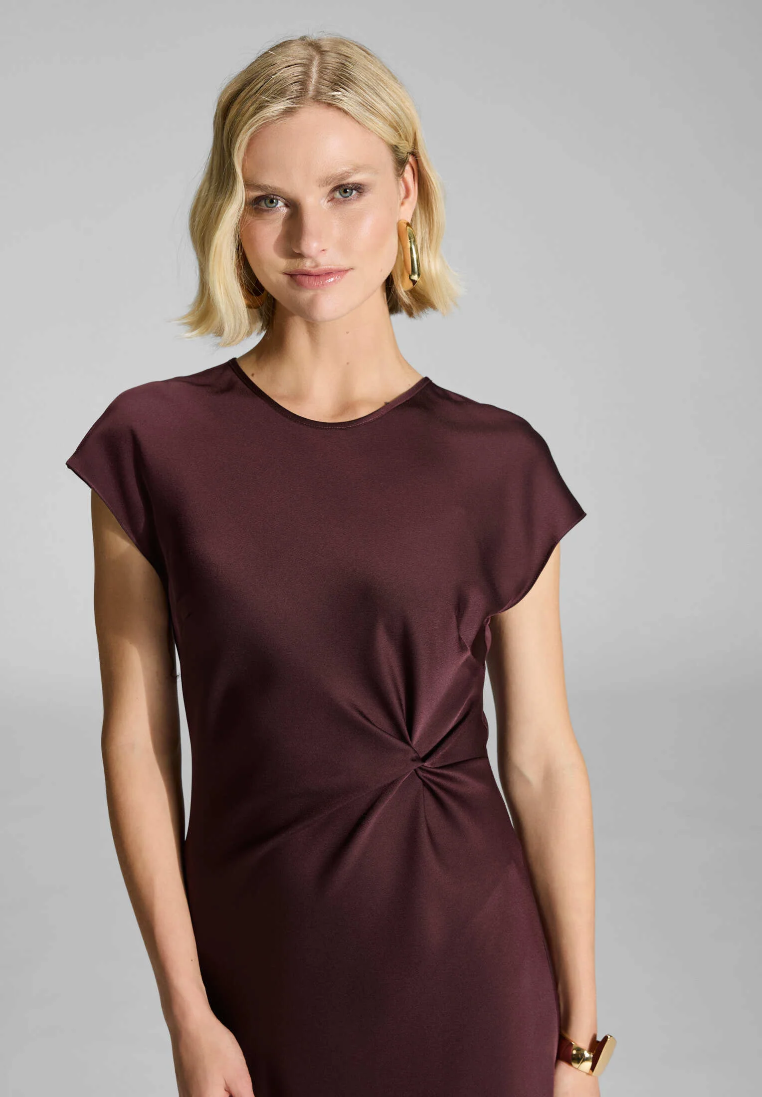 Slip Dress aus Satin mit Twist Detail - Image 9