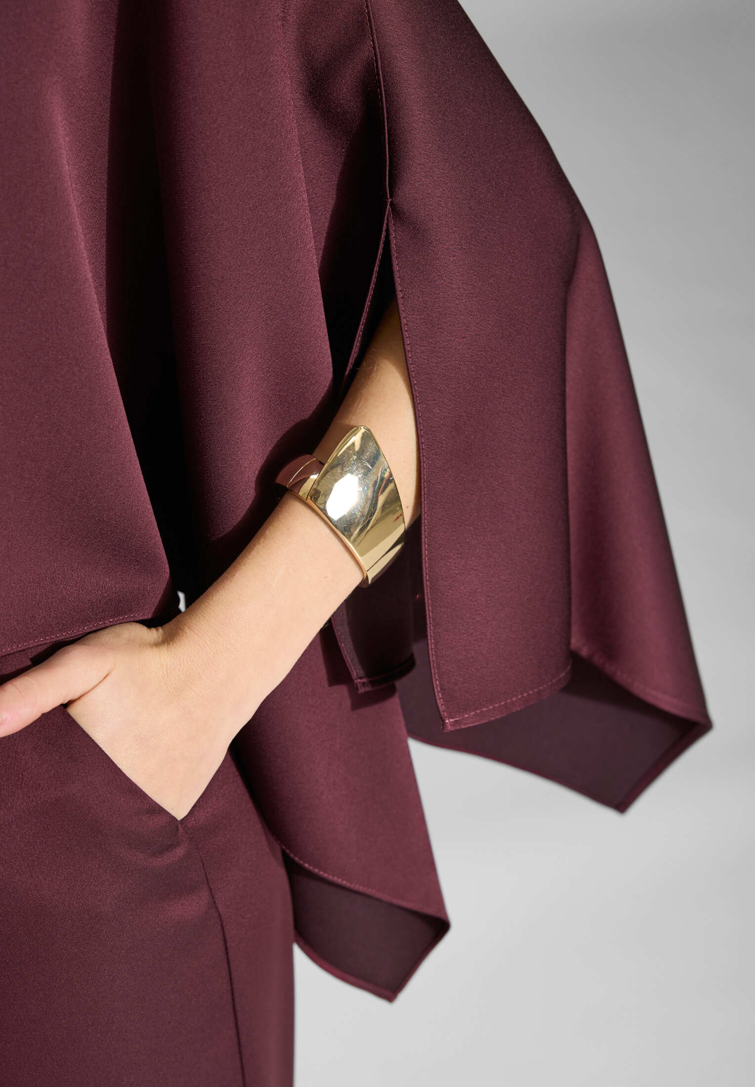 Stola-Top aus Satin mit seitlichen Schlitzen - Image 4